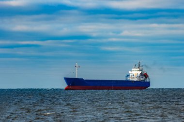 Demirlemiş mavi kargo gemisi