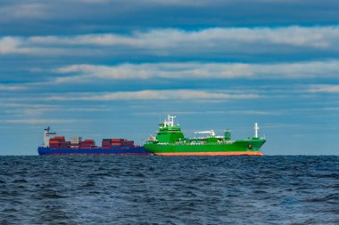 Kargo gemileri demirleyen