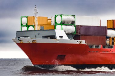 Kırmızı kargo konteyner gemisinin yay