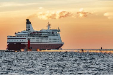 Kırmızı cruise liner