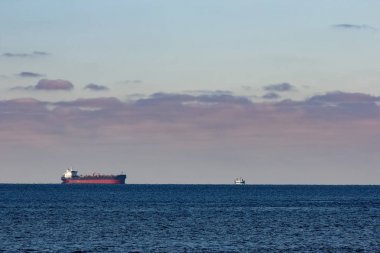 Kargo gemisi demirlendi.