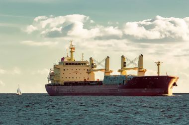 Kırmızı kargo gemisi