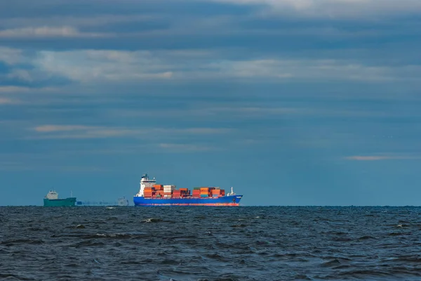 Blå containerfartyg — Stockfoto