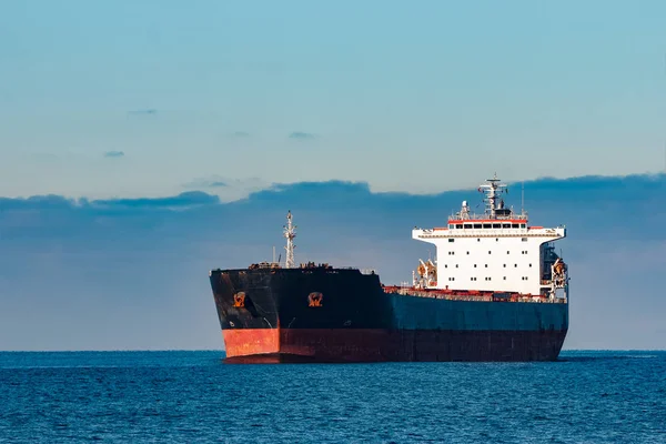 Чёрный грузовой корабль — стоковое фото