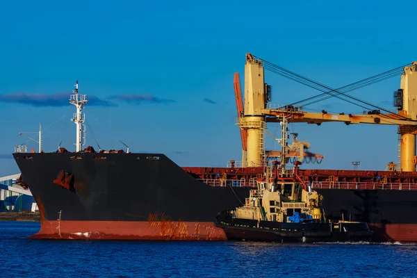 Amarre del buque de carga negro —  Fotos de Stock