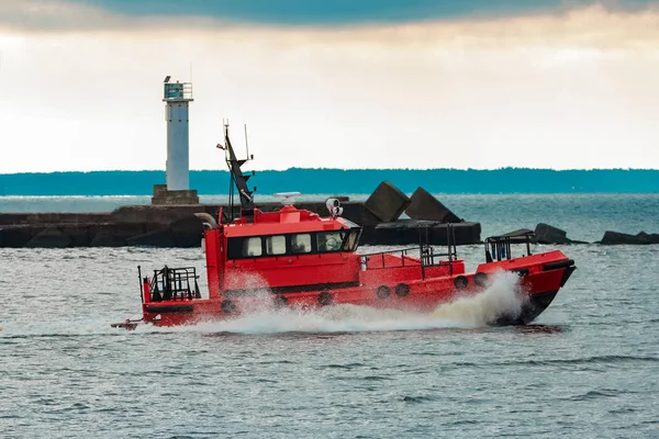 Kırmızı pilot gemi yelken Baltık Denizi — Stok fotoğraf