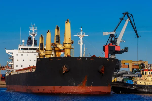 Schwarzes Frachtschiff festgemacht — Stockfoto
