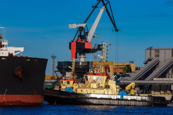 Black cargo ship mooring — Stock Photo, Image