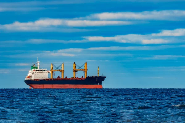 Siyah kargo gemisi — Stok fotoğraf