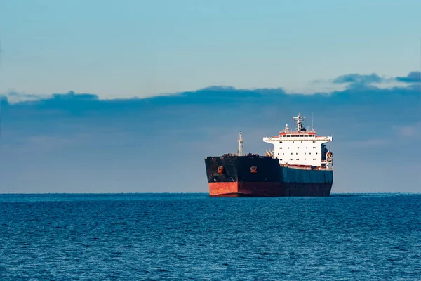 Navio de carga preto — Fotografia de Stock