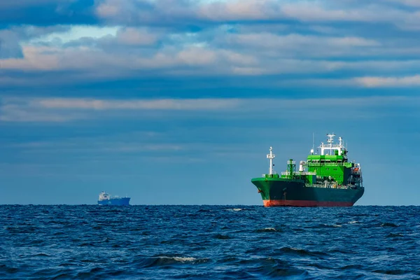 Zielony statek zacumowany — Zdjęcie stockowe