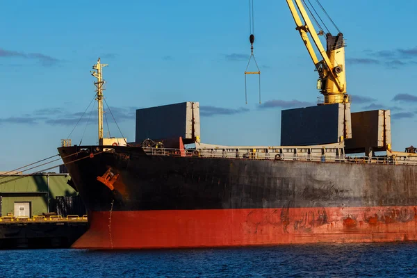 Černá nákladní loď — Stock fotografie