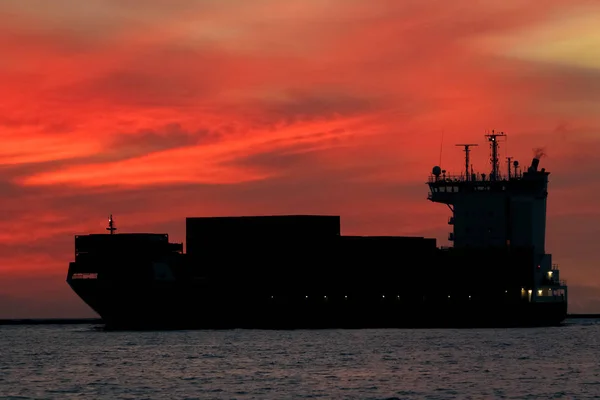 Grote containerschip silhouet — Stockfoto