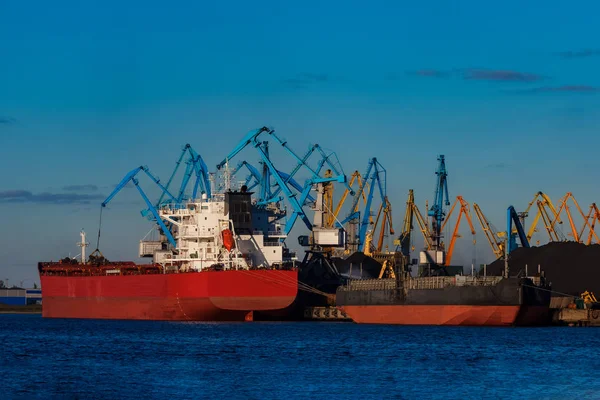 Kırmızı kargo gemisi yükleniyor