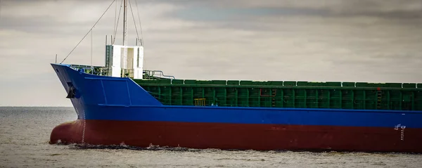 Arco del buque de carga azul — Foto de Stock