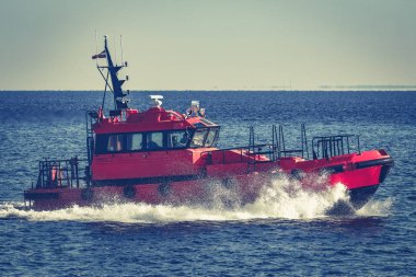 Kırmızı pilot tekne