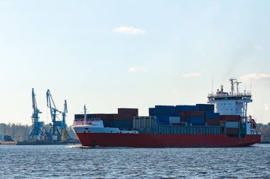 Kırmızı konteyner gemisi