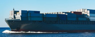 Gri konteyner gemisi