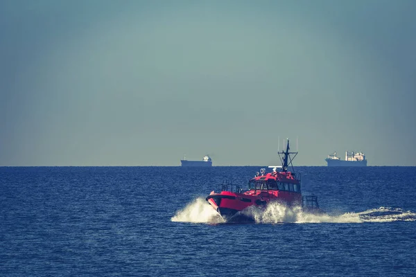 Red pilot boat — Stock Photo, Image