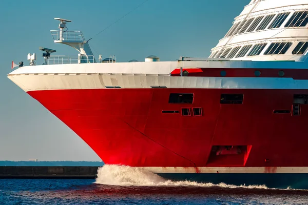 Red cruise liner — Stock Photo, Image