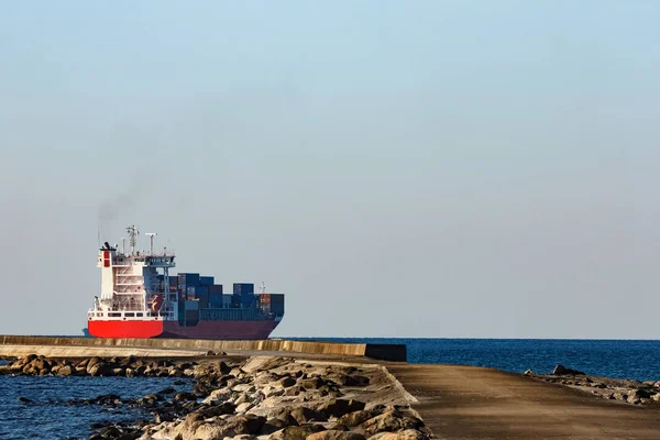 Rotes Containerschiff — Stockfoto