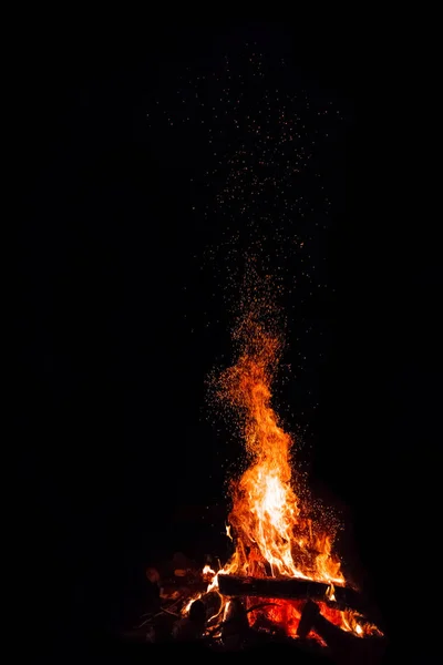 Feu de camp avec étincelles — Photo