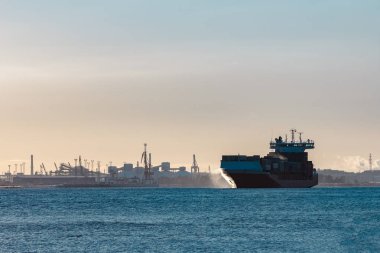 Kırmızı konteyner gemisi