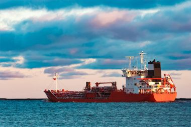 Kırmızı petrol tankeri