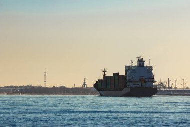 Gri konteyner gemisi