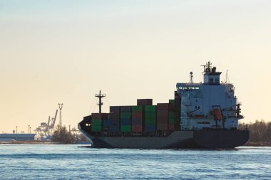 Gri konteyner gemisi