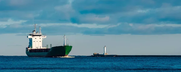 Navio de carga verde — Fotografia de Stock