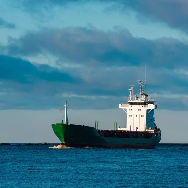 Statek towarowy zielony — Zdjęcie stockowe