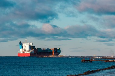 Kırmızı konteyner gemisi