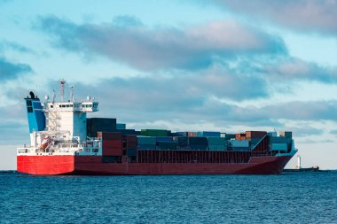 Kırmızı konteyner gemisi
