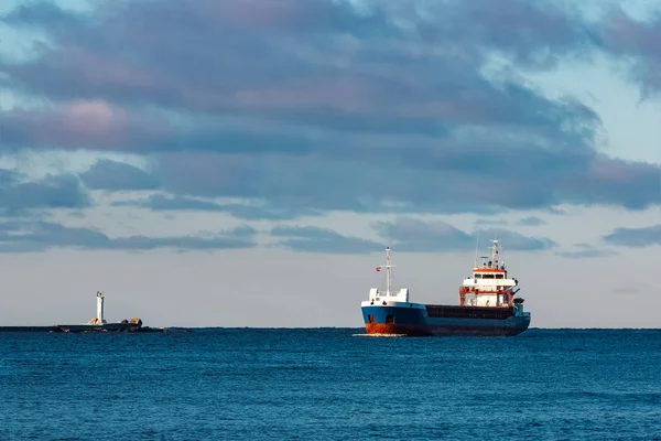 Blå lastfartyg — Stockfoto