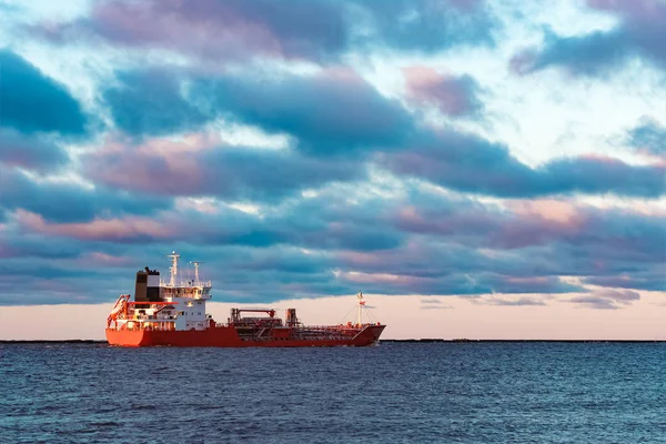 Kırmızı petrol tankeri