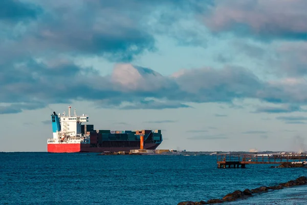 Kırmızı konteyner gemisi