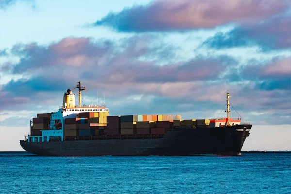 Navio de carga preto — Fotografia de Stock