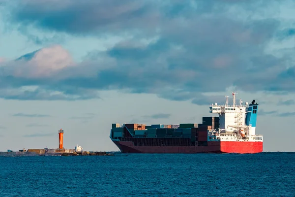 Kırmızı konteyner gemisi — Stok fotoğraf