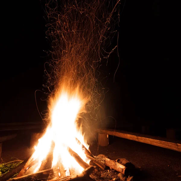 Feu de camp avec des étincelles volantes — Photo