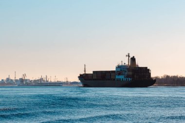 Siyah kargo gemisi