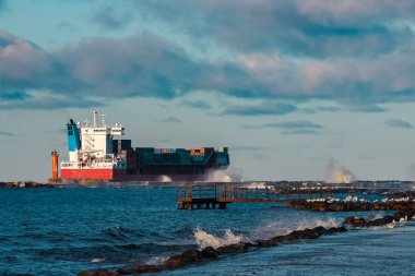 Kırmızı konteyner gemisi