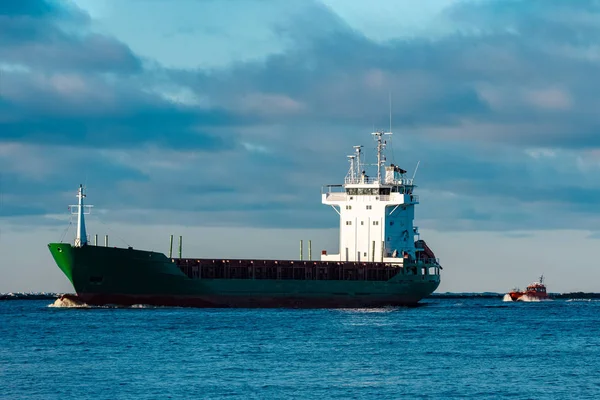 Navio de carga verde — Fotografia de Stock