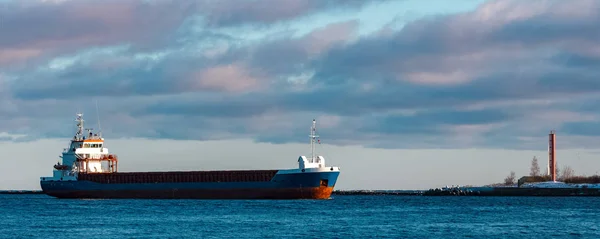 Blaues Frachtschiff — Stockfoto