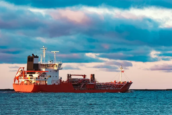 Roter Öltanker — Stockfoto