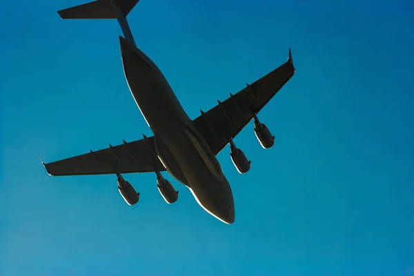 Пассажирские самолеты в небе — стоковое фото