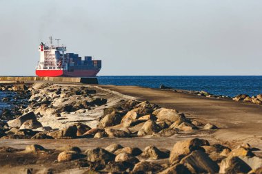 Kırmızı konteyner gemisi