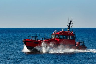 Kırmızı pilot tekne