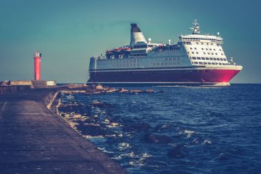 Kırmızı cruise liner