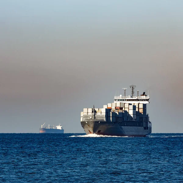 Grijze container schip — Stockfoto